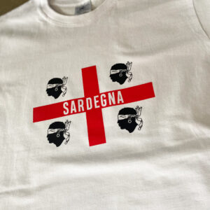 T-Shirt in Weiß mit Sardinien-Flagge & URL. Siebdruck mit Wasserfarben. 100 % Baumwolle, XS–XXL. Jetzt online bestellen.