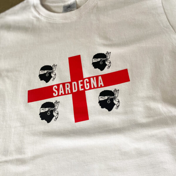 T-Shirt in Weiß mit Sardinien-Flagge & URL. Siebdruck mit Wasserfarben. 100 % Baumwolle, XS–XXL. Jetzt online bestellen.
