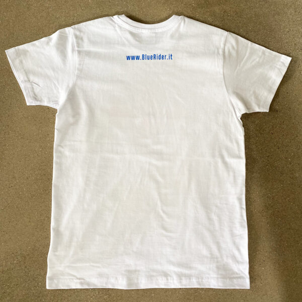 T-Shirt in Weiß mit Sardinien-Flagge & URL. Siebdruck mit Wasserfarben. 100 % Baumwolle, XS–XXL. Jetzt online bestellen.
