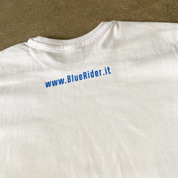 T-Shirt in Weiß mit Sardinien-Flagge & URL. Siebdruck mit Wasserfarben. 100 % Baumwolle, XS–XXL. Jetzt online bestellen.